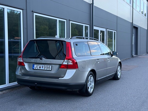 Volvo V70 3 of 5