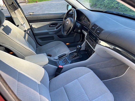 BMW 523i 4 of 5