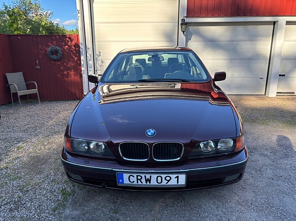 BMW 523i 3 of 5