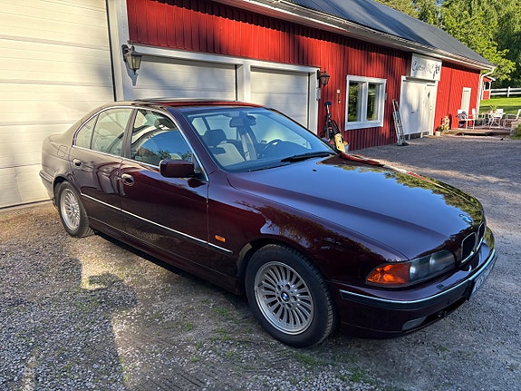 BMW 523i 2 of 5