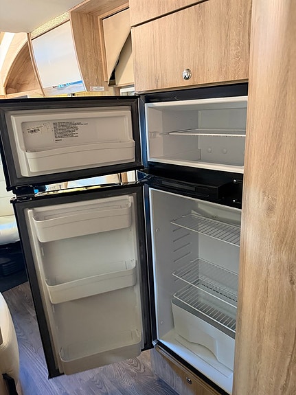 Eura Mobil Profila 730 EB (150HK) Låga långbäddar & Taksäng!! ALDE vattenburen värme! Vinteranpassad! Stor toa! 8 of 22
