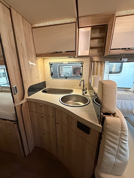 Eura Mobil Profila 730 EB (150HK) Låga långbäddar & Taksäng!! ALDE vattenburen värme! Vinteranpassad! Stor toa! 7 of 22