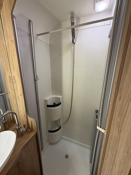 Eura Mobil Profila 730 EB (150HK) Låga långbäddar & Taksäng!! ALDE vattenburen värme! Vinteranpassad! Stor toa! 14 of 22