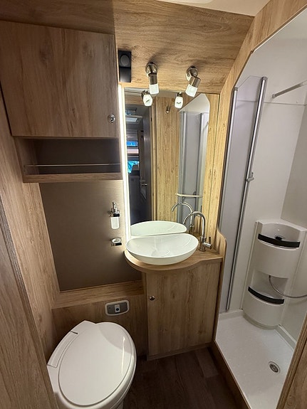 Eura Mobil Profila 730 EB (150HK) Låga långbäddar & Taksäng!! ALDE vattenburen värme! Vinteranpassad! Stor toa! 13 of 22