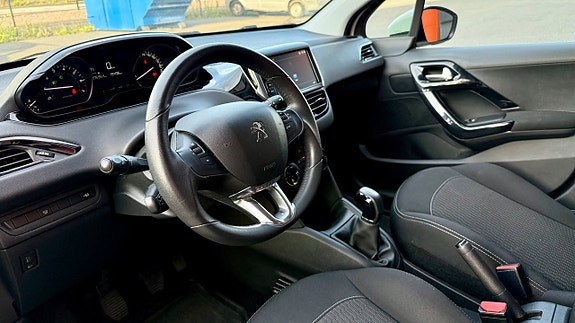 Peugeot 208 11 of 16