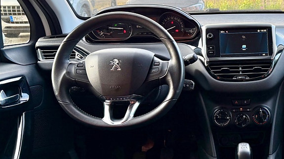 Peugeot 208 13 of 16