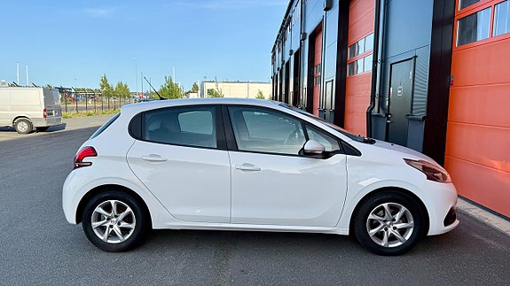 Peugeot 208 9 of 16
