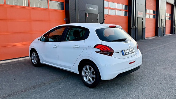 Peugeot 208 8 of 16