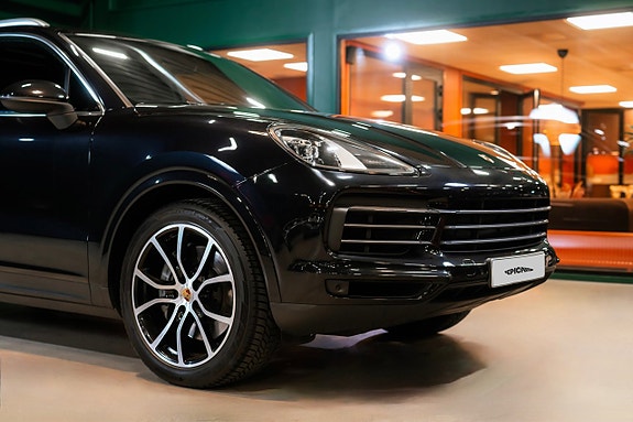 Porsche Cayenne S 2 of 5