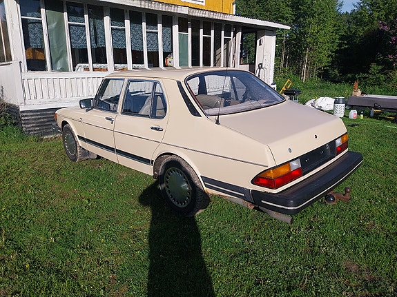 Saab 900 2 of 5