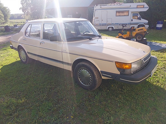 Saab 900 3 of 5