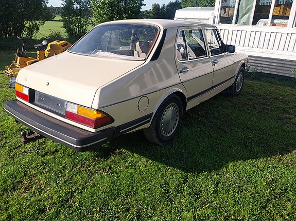 Saab 900 4 of 5
