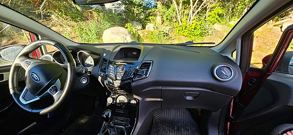 Ford Fiesta 2 of 4