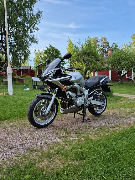Yamaha FZ6-S 2 of 4
