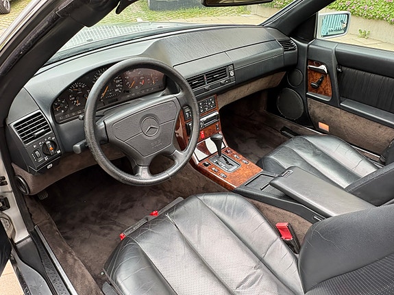Mercedes-Benz SL320 3 of 3