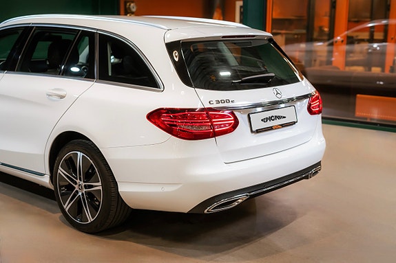 Mercedes-Benz C300 4 of 5