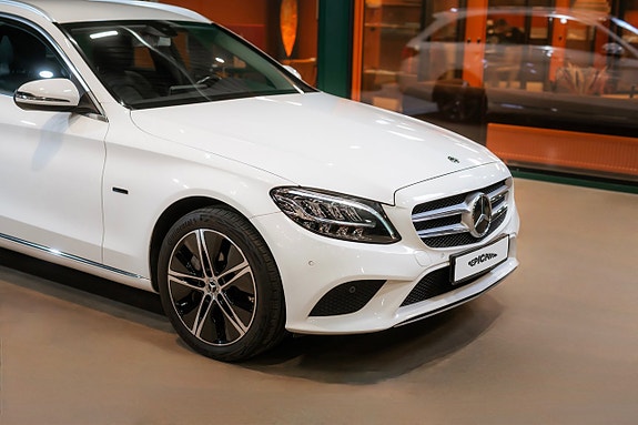 Mercedes-Benz C300 2 of 5