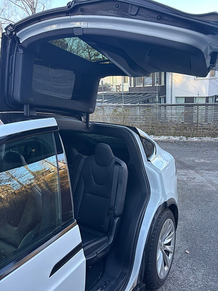 Tesla Model X 3 of 5
