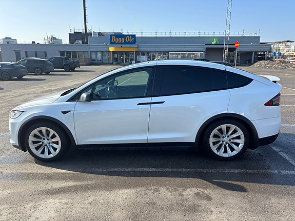 Tesla Model X 4 of 5