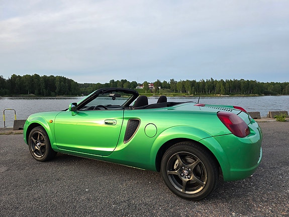 Toyota MR2 4 of 5