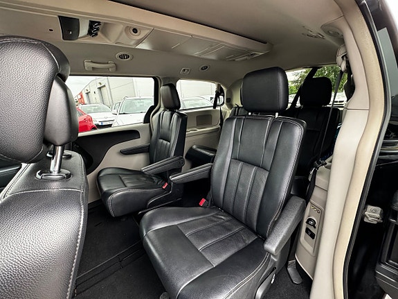 Chrysler Town & Country 19 of 30