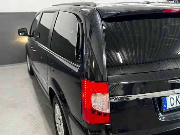 Chrysler Town & Country 5 of 30