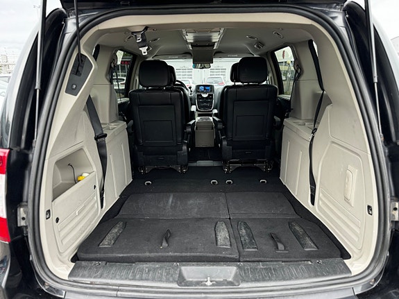 Chrysler Town & Country 22 of 30