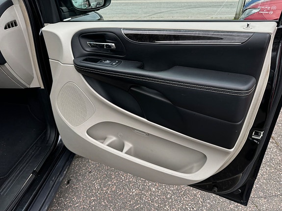 Chrysler Town & Country 29 of 30
