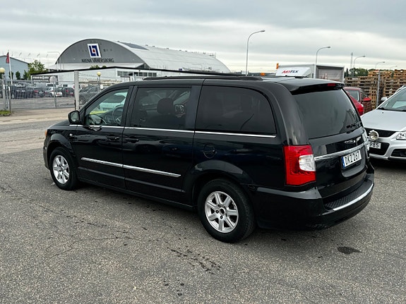 Chrysler Town & Country 11 of 30