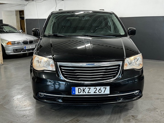 Chrysler Town & Country 2 of 30