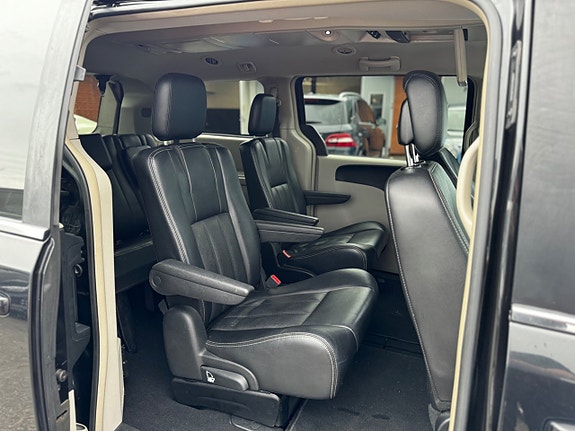 Chrysler Town & Country 24 of 30