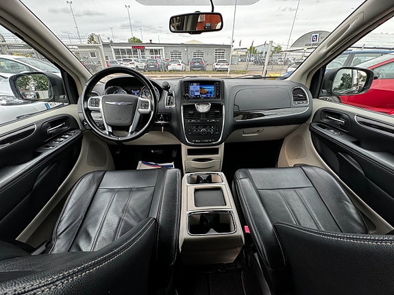 Chrysler Town & Country 21 of 30