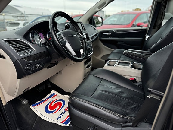 Chrysler Town & Country 15 of 30