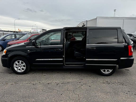 Chrysler Town & Country 12 of 30