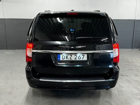 Chrysler Town & Country 3 of 30