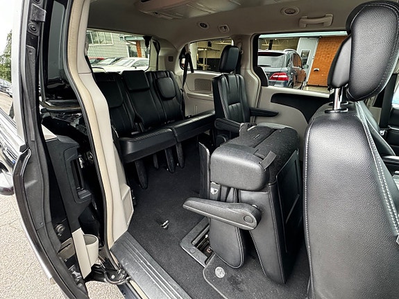 Chrysler Town & Country 25 of 30