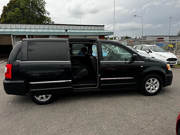 Chrysler Town & Country 13 of 30
