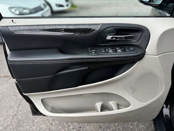 Chrysler Town & Country 17 of 30