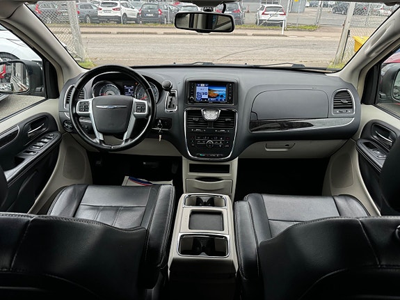 Chrysler Town & Country 30 of 30