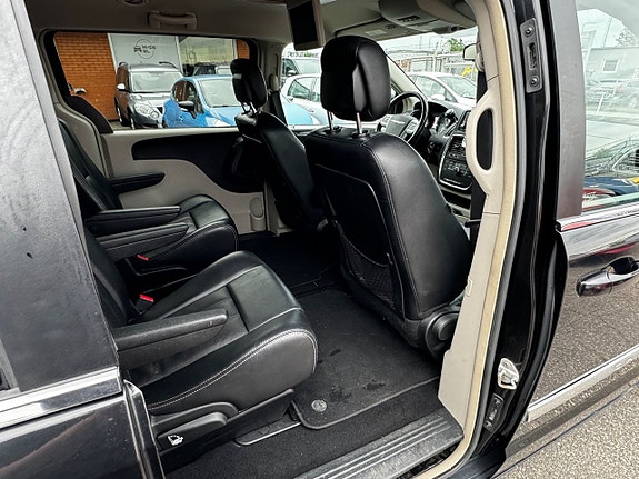 Chrysler Town & Country 26 of 30