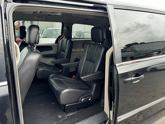 Chrysler Town & Country 18 of 30