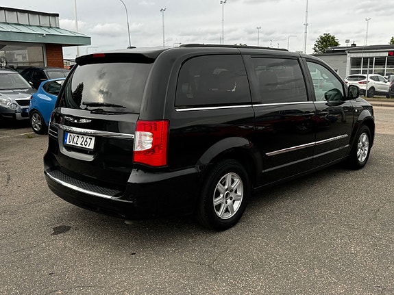 Chrysler Town & Country 9 of 30