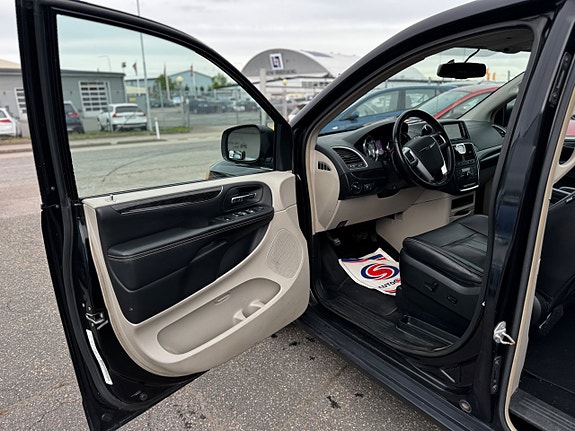 Chrysler Town & Country 16 of 30