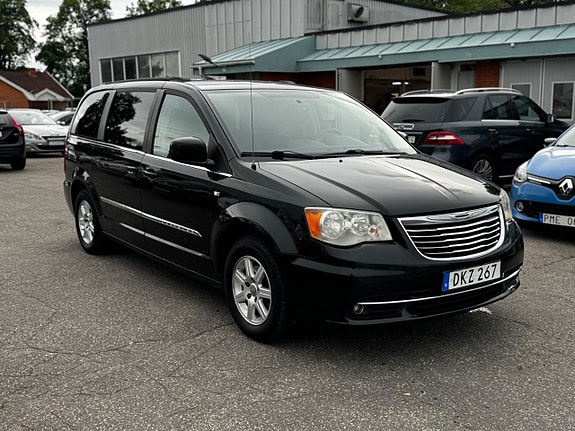 Chrysler Town & Country 8 of 30