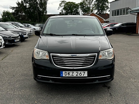 Chrysler Town & Country 7 of 30