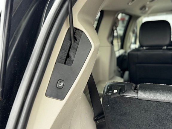 Chrysler Town & Country 23 of 30