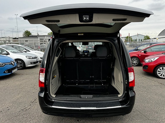 Chrysler Town & Country 14 of 30
