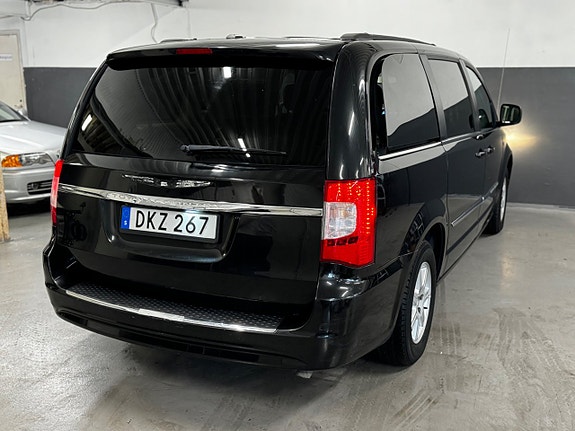 Chrysler Town & Country 4 of 30