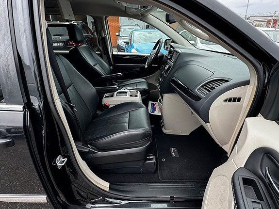Chrysler Town & Country 28 of 30