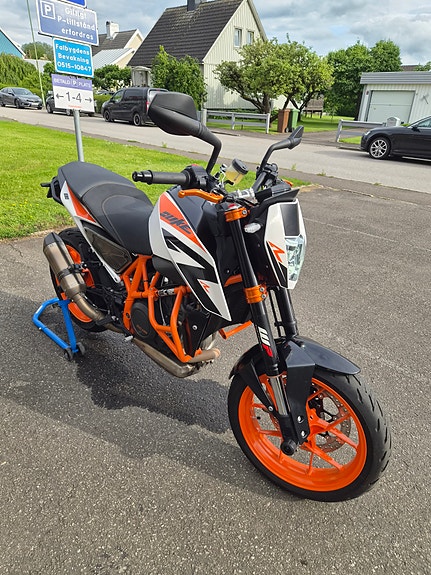 KTM Duke 690R A2 3 of 5